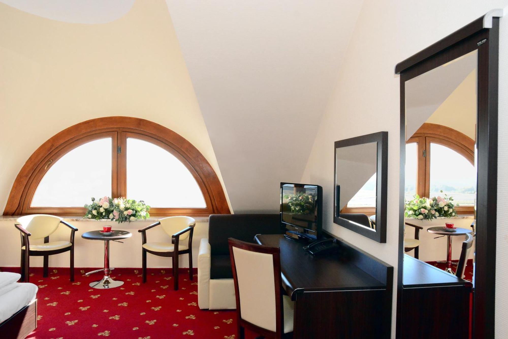 Hotel Swietokrzyski Dwor Nowa Slupia Exterior photo